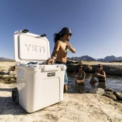 Yeti Coolers ROADIE 48 WHEELED - Kühlbox -Campingprodukte Geschäft 5638039355 z roadie 48 wheeled yeti coolers 24